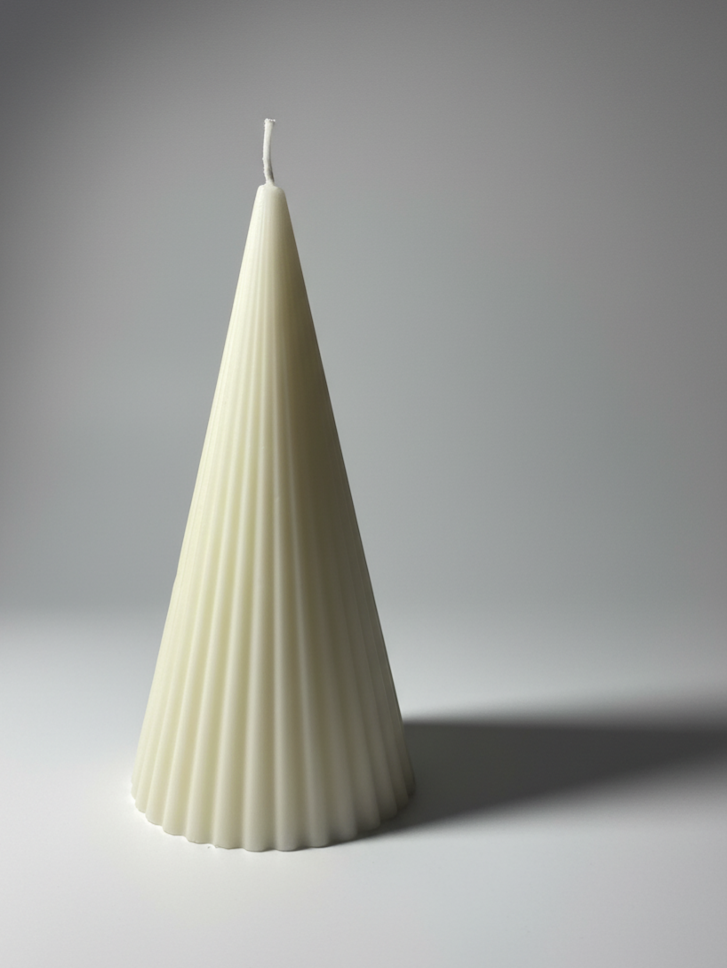 Pino Cónico Minimalista